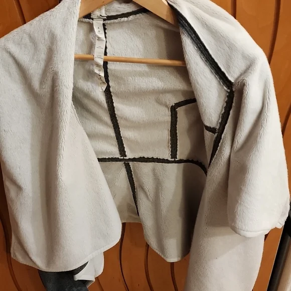 Lululemon wrap jacket - Picture 5 of 7